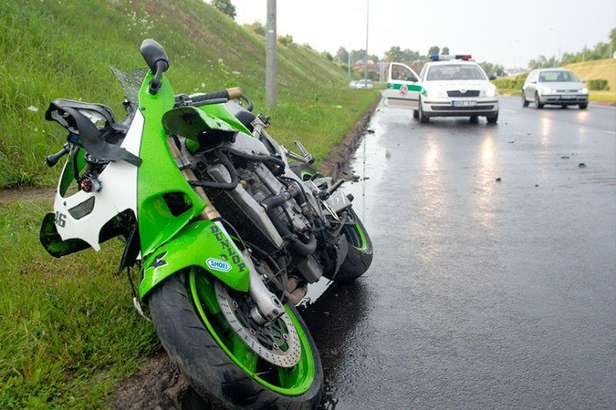 Policininkas parodė stebuklus ant motociklo
