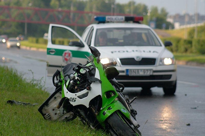Vilniuje motociklininkas atsitrenkė į stulpą