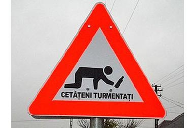 Rumunijoje - kelio ženklas, įspėjantis apie neblaivius pėsčiuosius