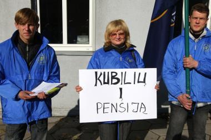 Seimo pirmininkei įteikti parašai prieš pensinio amžiaus ilginimą