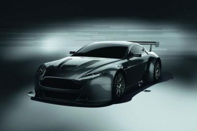 "Sužvėrėjęs" naujasis „Aston Martin“