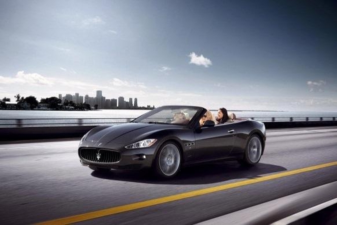 "Maserati GranCabrio" – išskirtinis bei dailiosios lyties mėgstamas prabangus kabrioletas