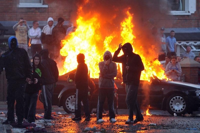 Šiaurės Airijoje antrąją naktį iš eilės vyko riaušės dėl protestantų eitynių