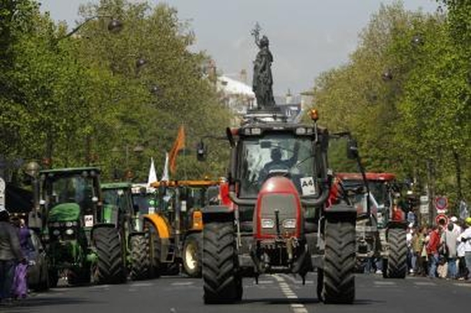Paryžiuje protesto akciją surengė traktoriais atriedėję ūkininkai