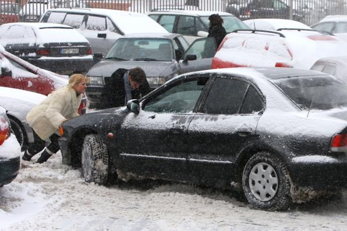 Policija prižiūrės, kaip Vilniuje statomi automobiliai