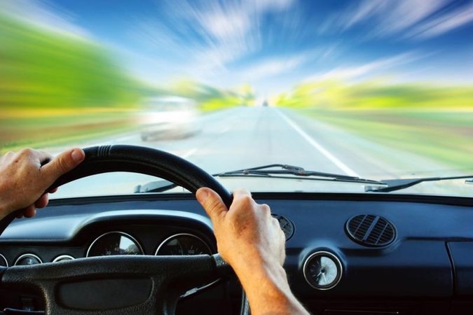Vaikai išdykavo guldamiesi ant kelio priešais automobilius