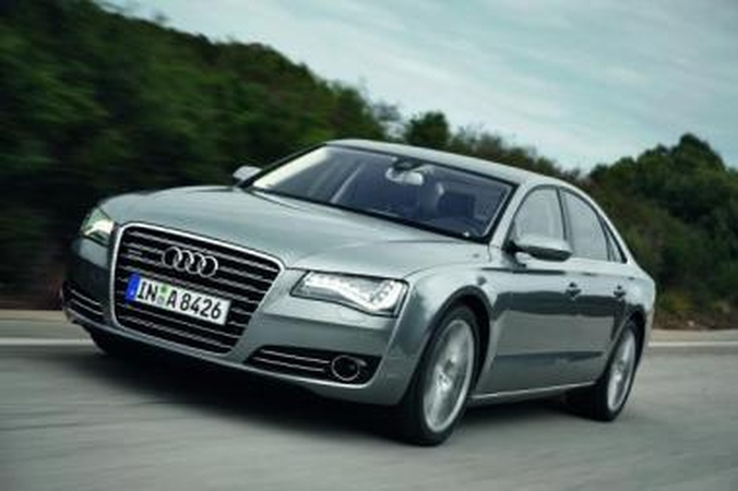 "Audi A8" su keturiais cilindrais