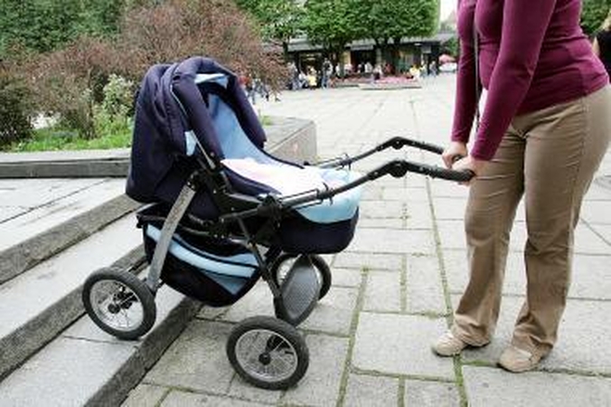 Dvi mamos iš pašalpų krovėsi turtus ir išlaikė sukčius