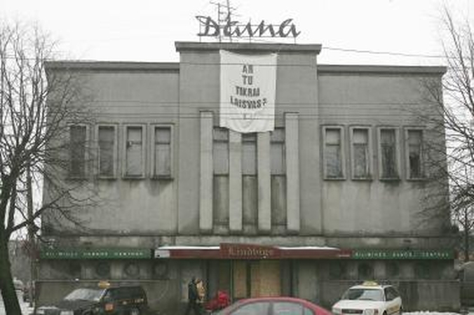 Ant „Dainos“ fasado - plakatas apie laisvę