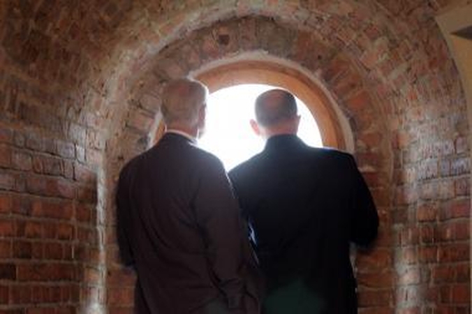 Ministrais siūlo skirti tik turinčius aukštąjį išsilavinimą