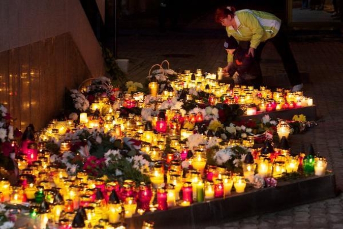 Vilnius gedi su visa Lenkija - ambasados prieigas šildo žvakės