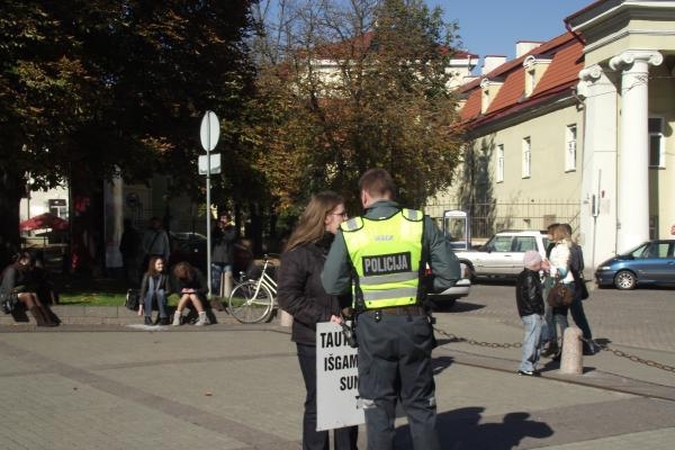 Grupelė baltarusių protestavo prieš tariamą D.Grybauskaitės paramą A.Lukašenkai