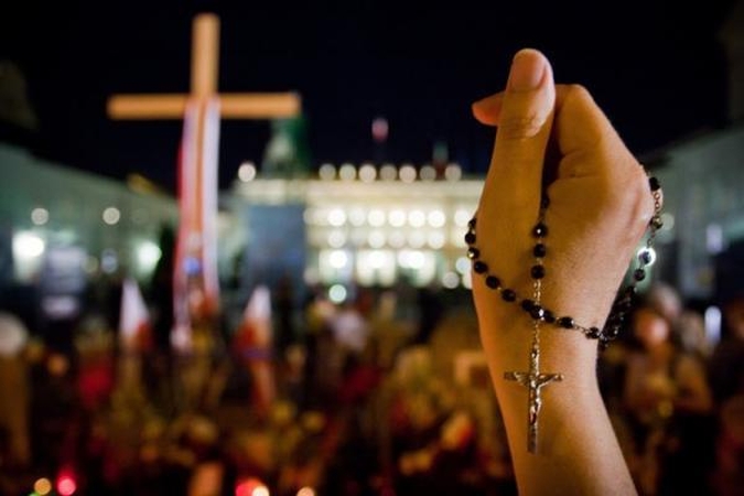 Lenkijoje pašalintas prie prezidentūros stovėjęs prieštaringai vertinamas kryžius