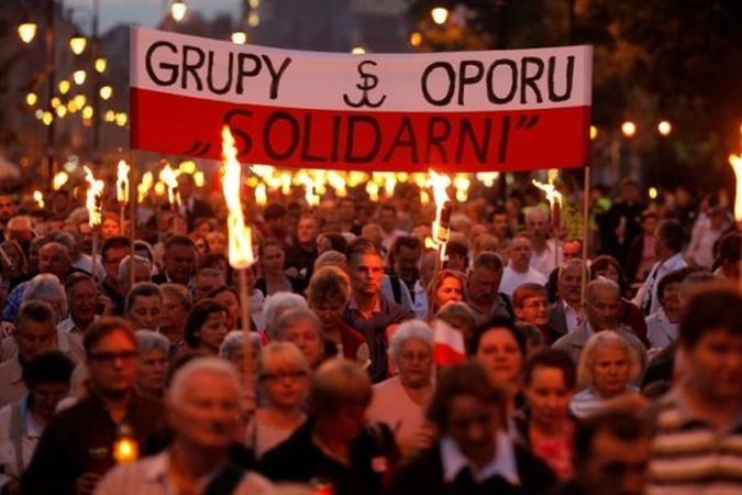 Varšuvoje protestuotojai gynė kryžių žuvusio prezidento atminimui