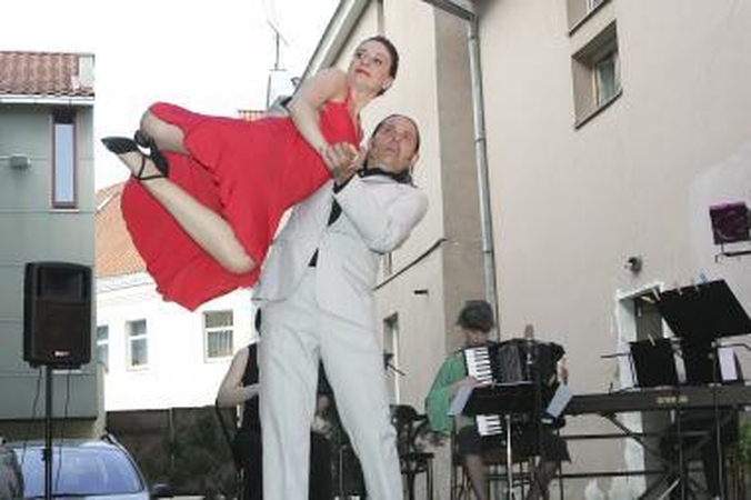 Filosofai degs molį ir mokysis tango