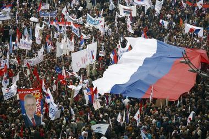 Serbijos sostinėje prieš vyriausybę protestuoja dešimtys tūkstančių žmonių