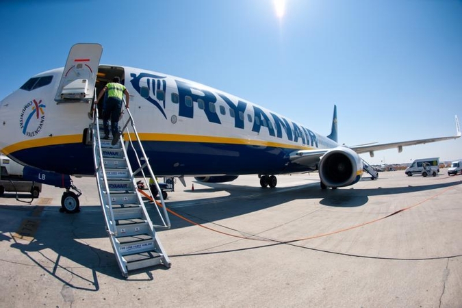 „Ryanair“ ruošiasi apmokestinti rankinį bagažą