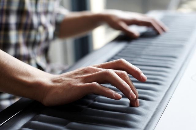 Išskirtiniu dizainu ir galimybėmis stebinantis muzikos instrumentas