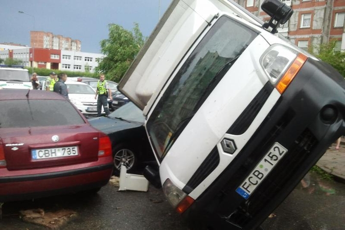 Stichijos siautėjimo metu Klaipėdoje apgadinti aštuoni automobiliai