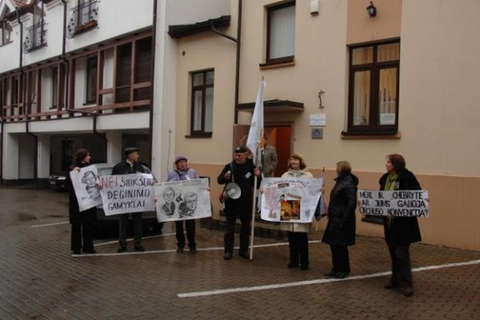 Šiukšlių deginimas: piketuotojai reikalavo politikų atstatydinimo 