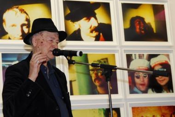 Į klausytojus kreipsis Jonas Mekas