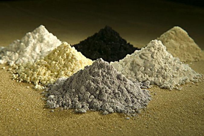 Savo spalvą savaime keičiantys modifikuoti metalai