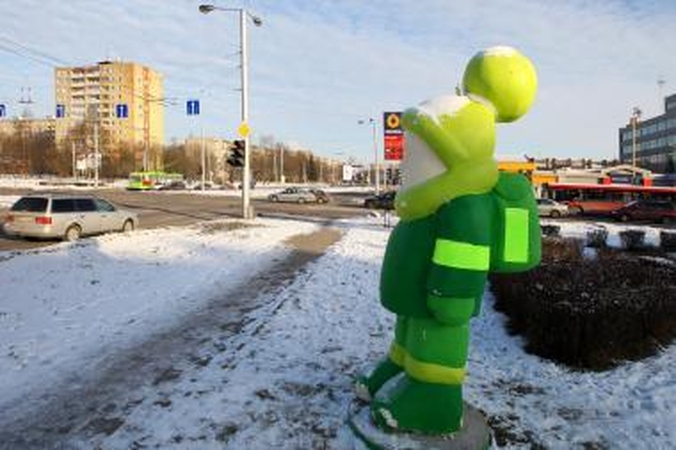 Žaliajam žmogeliukui nurautas kepurės bumbulas