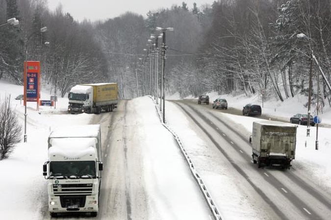 Eismos sąlygos išlieka sudėtingos, sninga didžiojoje Lietuvos dalyje