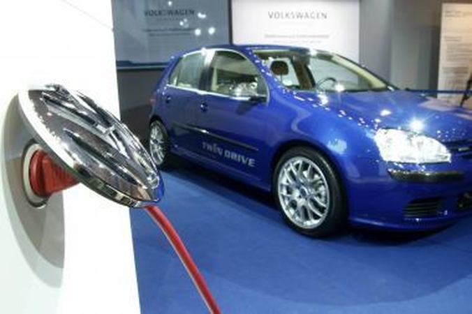 Hibridinių automobilių tik daugės