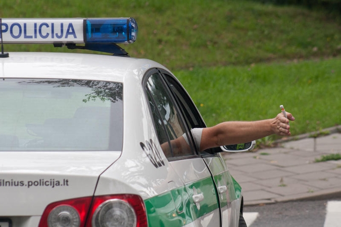 Kaune policijos pabūgęs motorolerio vairuotojas sužeidė dvi mergaites