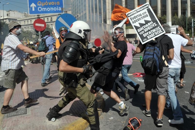 Atėnuose prie valdančiosios partijos biuro aidėjo šūviai
