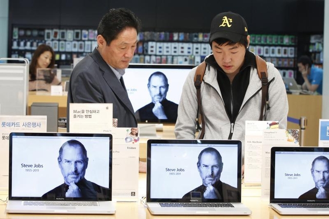 „Apple“ mokės dividendus, supirks akcijas