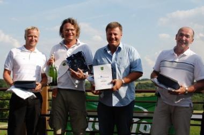 „Sostinių golfo klube“ prasidėjo profesionalų kovos