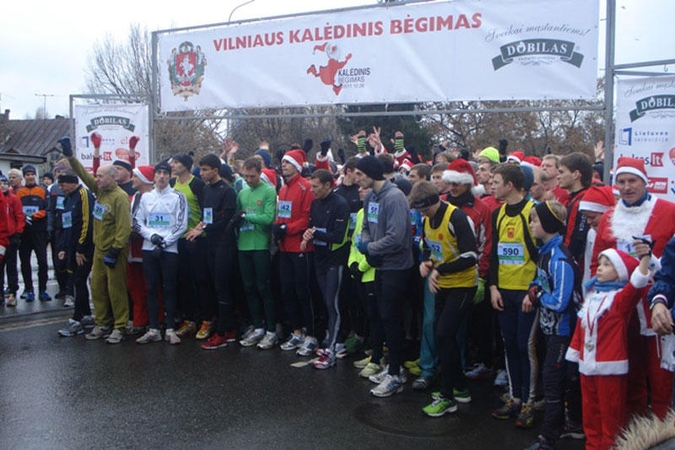 Kalėdinio bėgimo dalyviams balos netrukdė siekti pergalių