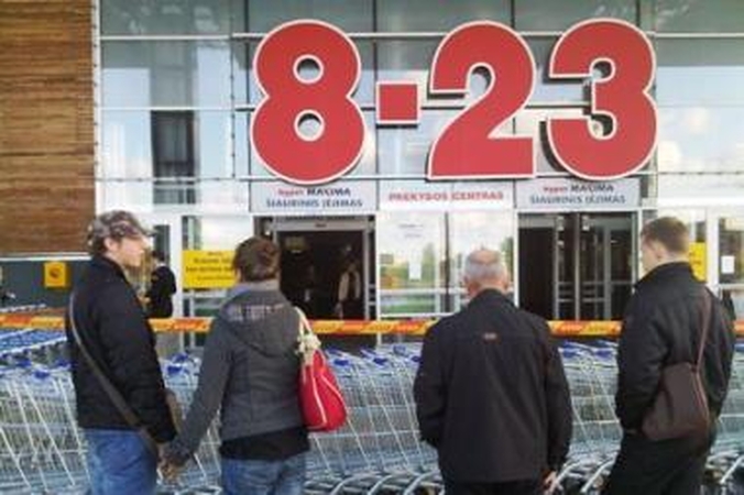 Vilniaus „Akropolio“ darbuotojai bijo, kad už gaisro dieną negaus atlyginimo