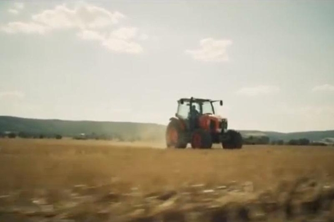 Efektingas vaizdo klipas – „supertraktoriui“ reklamuoti
