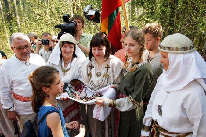 Senojo baltų tikėjimo tęsėjai romuviai sutinka Naujuosius metus - Jorę