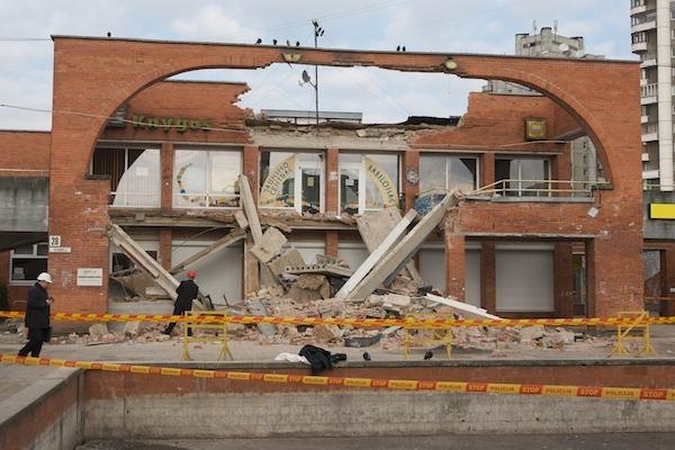 Griuvo Šeškinės prekybos centras