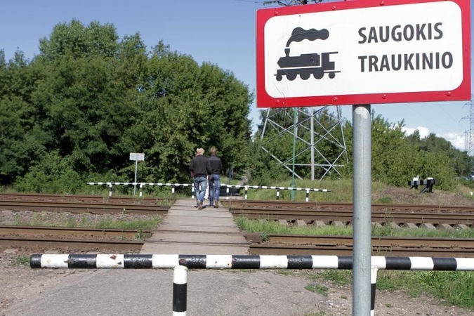 Vilniuje traukinys pražudė per bėgius ėjusį vyrą