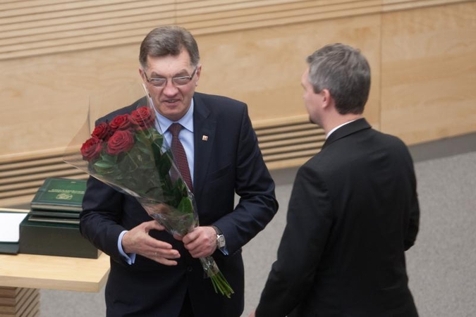 Šešioliktoji Vyriausybė pradeda darbą   