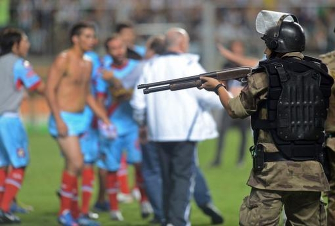 Brazilijoje futbolininkai įsigudrino spardyti net policijos pareigūnus