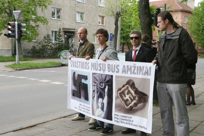 Lietuviškos svastikos – priešais uostamiesčio komisariatą