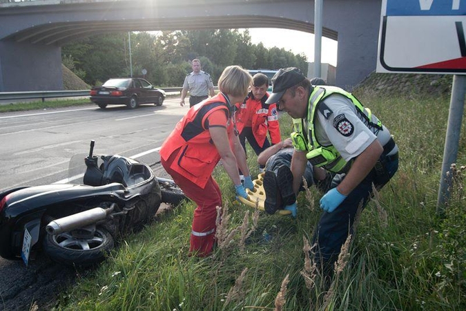 Vilniuje vilkikas partrenkė motorolerininką