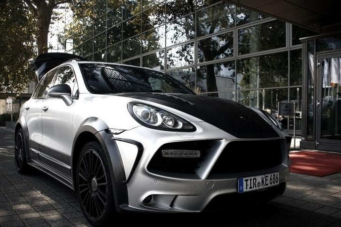 Auksarankiai „papiktino“ galingąjį „Porsche Cayenne“ 