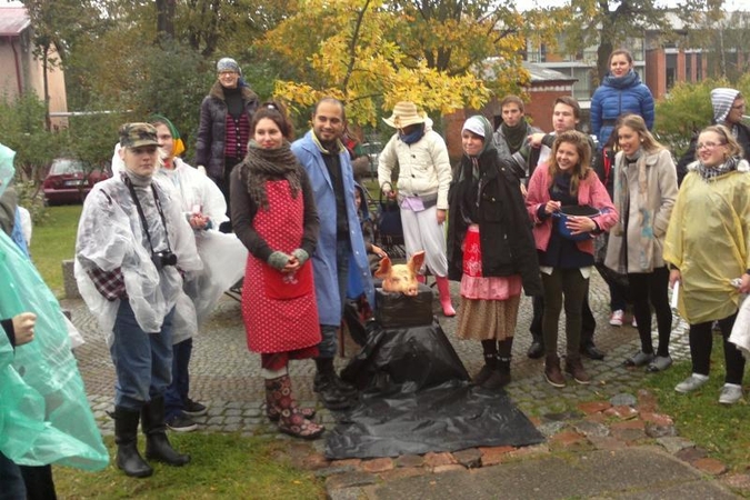 Studentų išradingumui ribų nėra: bučinys į kiaulės knyslę (foto)