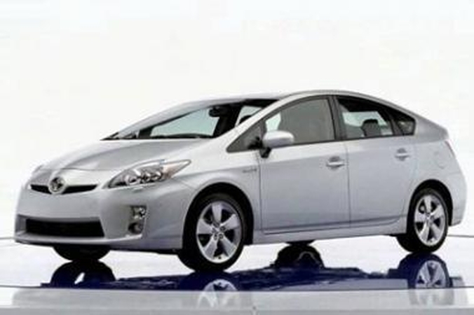 „Prius" seka „Lexus" pėdomis