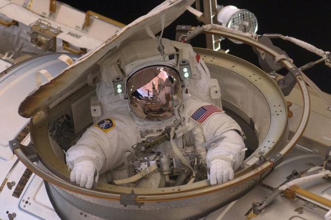 JAV astronautai pradėjo paskutinį išėjimą į atvirą kosmosą