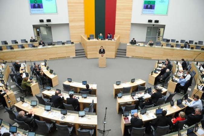 Valdantieji ir opozicija dėl apkaltų rezultatų svaidosi abipusiais kaltinimais