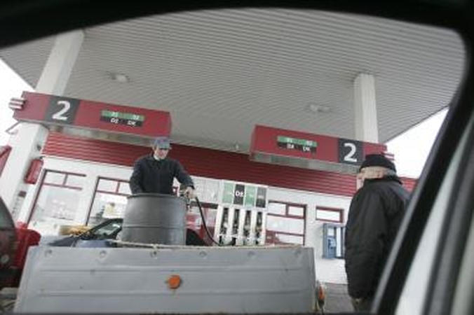 Žadama mažinti akcizus dyzeliniam kurui