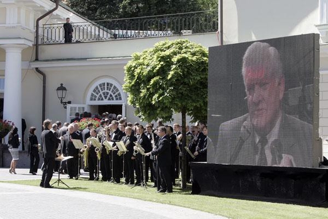 Žmonės ateina pasakyti "sudie" išėjusiam prezidentui
